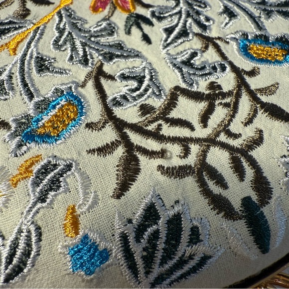 Embroidered ivory Floral Round Clutch gold chain gold hardware - Picture 2 of 9